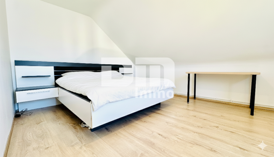 Kompakte Dreizimmer DG Wohnung in gepflegtem Dreifamilienhaus in gesuchter Lage - Wohnzimmer / Aktuell als Schlafzimmer genutzt